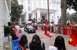 Tổng thống Mỹ về khách sạn sau bữa ăn trưa cùng Thủ tướng Nguyễn Xuân Phúc