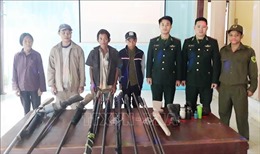 Người dân ở Minh Hoá tự nguyện giao nộp 13 súng tự chế