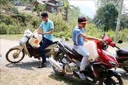 Người dân nhiều xã vùng biên ở Lai Châu đi hàng chục cây số để lấy nước sinh hoạt