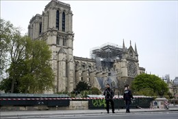 Dựng tạm một gian thánh đường ở sân trước Nhà thờ Đức Bà Paris vừa bị cháy