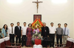 Trưởng ban Dân vận Trung ương Trương Thị Mai chúc mừng Tòa Tổng giám mục Hà Nội 