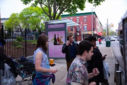 New York cấm quảng cáo đồ uống có cồn trên các tài sản sở hữu công