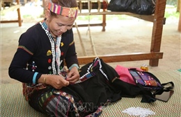 Hồi sinh nghề dệt thổ cẩm truyền thống của đồng bào Pa Cô-Vân Kiều