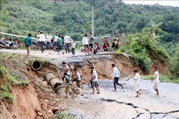 Mưa lớn làm sụt lún hàng chục mét đường ở Lai Châu