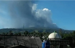 Núi lửa ở thành phố đông dân thứ 3 Indonesia &#39;thức giấc&#39;
