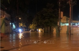 Mưa lớn trong đêm, nhiều tuyến đường thành phố Điện Biên Phủ ngập sâu trong nước