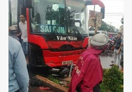Gia Lai: Xe khách mất lái đâm 3 người chết, nhiều người bị thương