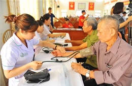 Khám bệnh, tư vấn sức khỏe cho nạn nhân chất độc da cam tại tỉnh Ninh Bình