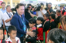 Chủ tịch Quốc hội Nguyễn Thị Kim Ngân thăm, làm việc tại huyện Hoành Bồ, Quảng Ninh