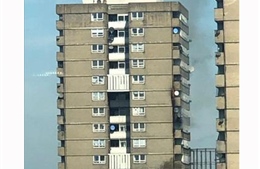 Cháy lớn tại tầng 12 của một tòa nhà ở Notting Hill, Anh