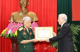 Lễ trao Huy hiệu 70 năm tuổi Đảng tặng nguyên Tổng Bí thư Lê Khả Phiêu