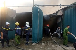 Đang cháy lớn tại xưởng linh kiện điện tử ở Nguyễn Xiển, Hà Nội