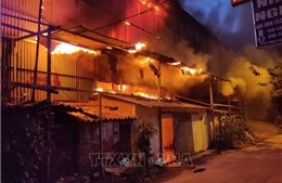 Cháy lớn tại kho của Công ty Bóng đèn phích nước Rạng Đông