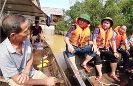 Bộ trưởng Trần Hồng Hà thăm hỏi người dân vùng lũ Hương Khê, Hà Tĩnh