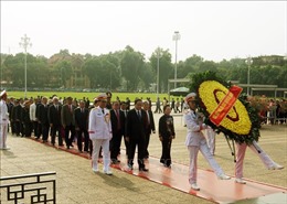 Đoàn đại biểu dự Đại hội Mặt trận Tổ quốc Việt Nam lần thứ IX vào Lăng viếng Bác