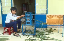 Học sinh lớp 9 chế tạo máy chuốt lá dừa 