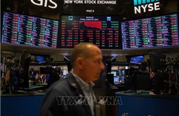 Phố Wall chìm trong sắc đỏ do căng thẳng Mỹ-Trung gia tăng