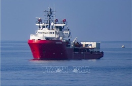 Italy cho phép tàu cứu hộ chở hàng trăm người cập cảng