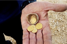Phát hiện những đồng tiền vàng 1.200 năm tuổi trong bình đất sét đã vỡ