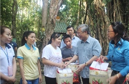 Thường trực Ban Bí thư Trần Quốc Vượng tặng quà gia đình chính sách, người nghèo ở Đồng Nai