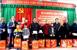 Giám đốc Học viện Chính trị Quốc gia Hồ Chí Minh tặng quà gia đình chính sách tại Tuyên Quang