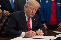 Tổng thống Trump ký ban hành luật cấm các công ty viễn thông Mỹ mua thiết bị của Huawei
