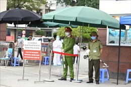 Hàng rào an ninh vòng ngoài ở Bệnh viện Bạch Mai