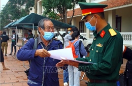 Trao giấy chứng nhận hoàn thành cách ly cho 236 công dân tại Nghệ An và Nam Định 