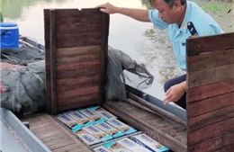 Ngụy trang thành thuyền đánh cá chở 15.000 gói thuốc lá lậu