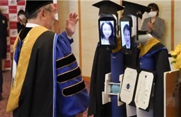 Kỳ lạ lễ tốt nghiệp online, sinh viên ở nhà điều khiển robot lên nhận bằng thay