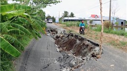 Nhiều kênh, rạch ở Nam Bộ khô hạn gây sụt lún, sạt lở đất