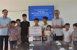 Thăm, tặng quà trẻ em có hoàn cảnh khó khăn tại Lạng Sơn