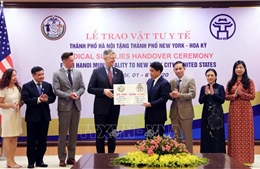TP Hà Nội trao tặng vật tư y tế phòng, chống dịch COVID-19 cho TP New York