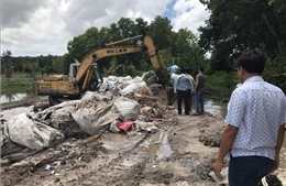 Tây Ninh bắt quả tang đối tượng chôn lấp rác thải y tế không qua xử lý