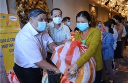 Đà Nẵng trao quà hỗ trợ lao động ngành du lịch gặp khó khăn do dịch COVID-19