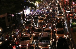 Nhiều tuyến phố Hà Nội bị ùn tắc nghiêm trọng sau cơn mưa lớn
