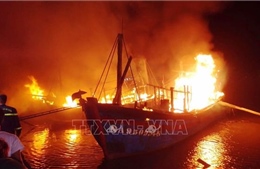Cháy 5 tàu cá tại cảng Lạch Quèn