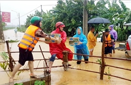 Hội Chữ thập đỏ Việt Nam hỗ trợ người dân miền Trung bị ảnh hưởng bởi mưa lũ