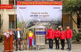 Báo VietnamPlus tặng quà cho đồng bào vùng cao thiếu nước ở Hà Giang