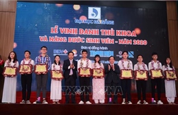 Đà Nẵng: Vinh danh, trao thưởng thủ khoa đại học 