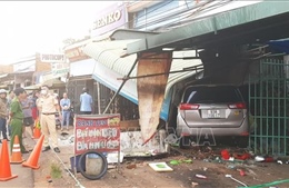 Xe ô tô tông sập quán ăn khiến một người bị thương nặng