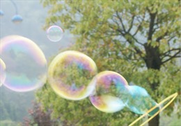 Cảnh báo ngộ độc từ trò chơi thổi bong bóng bằng ống hút