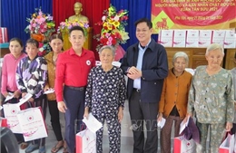 Hội Chữ thập đỏ Việt Nam tặng quà cho người dân vùng ảnh hưởng thiên tai ở Phú Yên