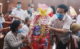 Trưởng ban Tuyên giáo Trung ương trao quà Tết tặng gia đình chính sách tại tỉnh Đồng Nai