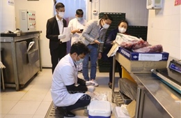 Lấy mẫu bề mặt bao bì thực phẩm đông lạnh nhập khẩu để xét nghiệm SARS-CoV-2