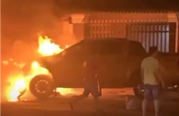 Tai nạn giữa ô tô và xe máy khiến ô tô bị cháy, 1 người chết  