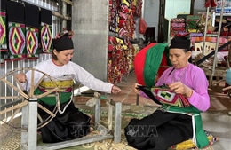 Người phụ nữ Mường gìn giữ nghề dệt vải thổ cẩm truyền thống