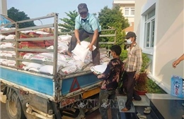 Cộng đồng gốc Việt ở Campuchia tiếp nhận hàng chục tấn hàng thiết yếu