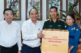 Chủ tịch nước Nguyễn Xuân Phúc thăm, tặng quà các gia đình chính sách tại Hà Nội