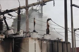 Trạm biến áp bị cháy do đốt rơm rạ, gần 200 hộ dân mất điện